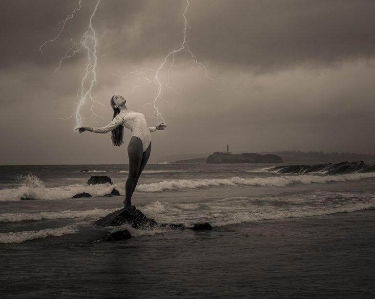 Viento, arena, olas, nubes y rayos.